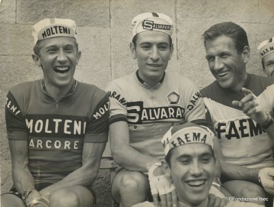 Foto di gruppo: al centro Felice Gimondi, a destra Vittorio Adorni, in basso un giovanissimo Eddy Merckx, fine anni Sessanta - Crediti: Fondazione Isec, Archivio fotografico "l'Unità"- redazione milanese