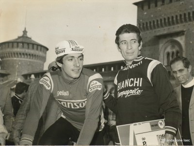 Un giovane Francesco Moser, a sinistra, con Felice Gimondi al Castello Sforzesco di Milano in occasione del Giro d'Italia del 1977 - Crediti: Fondazione Isec, Archivio fotografico "l'Unità"- redazione milanese