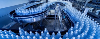 Bottiglie in PET per bevande: contenuto riciclato e conformità normativa