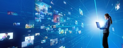 Servizi di ricarica di veicoli elettrici mediante distributori automatici in luoghi accessibili al pubblico